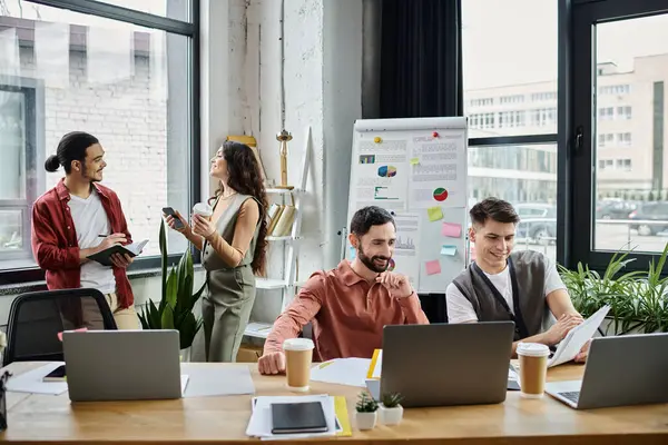 Teammitglieder unterhalten sich am Arbeitsplatz in einem stilvollen Büro. — Stockfoto