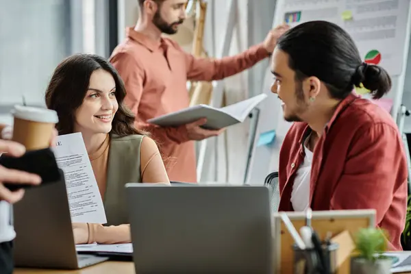 Os membros da equipe conversam pensativamente em um espaço de trabalho elegante. — Fotografia de Stock