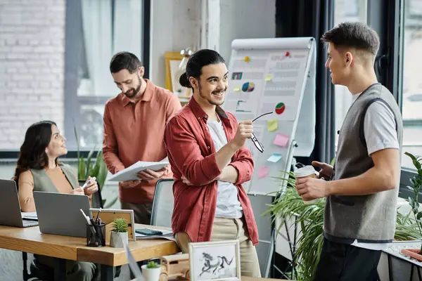Colleghi di bell'aspetto discutono i cambiamenti in un ambiente elegante ufficio. — Foto stock