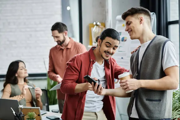 Colleagues engage in casual conversation while in office. — Stock Photo