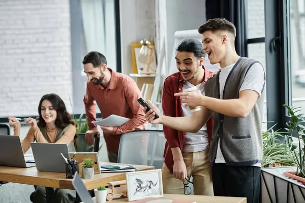 Colegas amigáveis interagem enquanto discutem desafios de trabalho em um escritório elegante. — Fotografia de Stock