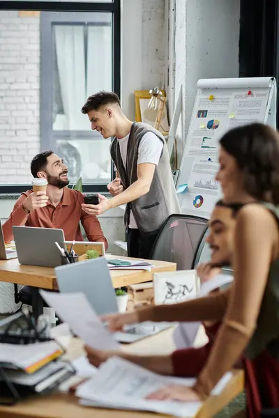 Colleagues interact casually while in office. — Stock Photo