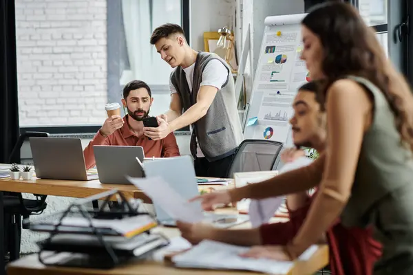 Professionnels engagés dans la discussion pendant leur mandat. — Photo de stock