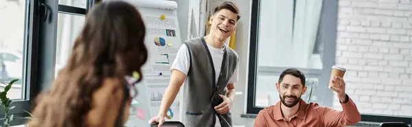 Colegas conversam casualmente em um espaço de trabalho moderno. — Fotografia de Stock
