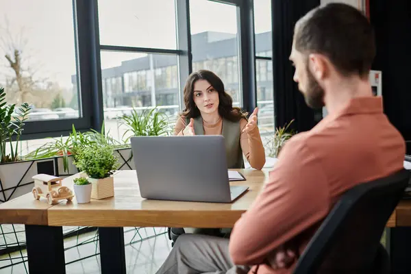 Two colleagues engage in a serious discussion about upcoming employment changes. — Stock Photo