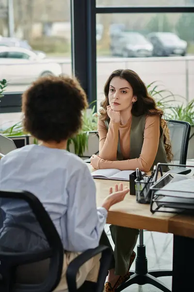 Two colleagues converse thoughtfully amid a challenging layoff situation. — Stock Photo