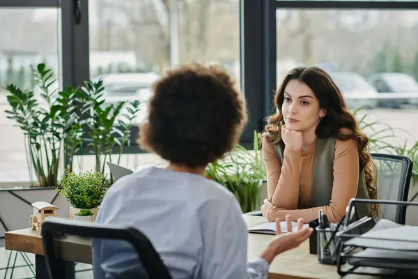 Colleagues share thoughtful conversation amidst office restructuring. — Stock Photo