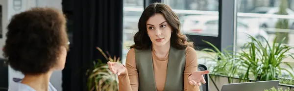 Two professionals engage in a serious conversation about layoffs. — Stock Photo