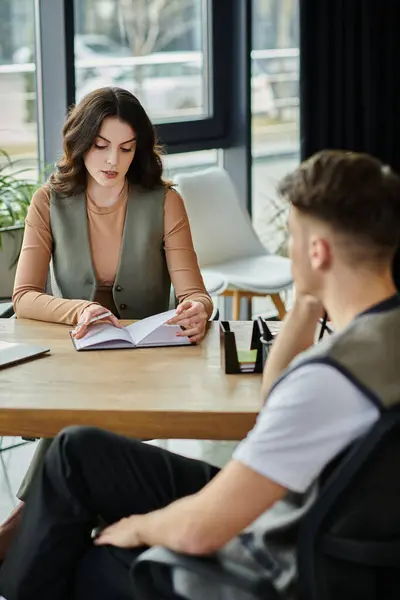 Two professionals engage in a serious discussion about layoffs. — Stock Photo