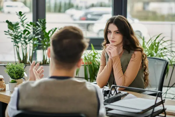 Profissionais em traje elegante casual discutir situação de trabalho desafiador pensativo. — Fotografia de Stock