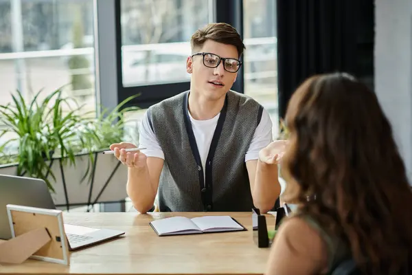 Colegas participan en una conversación seria sobre los próximos despidos. — Stock Photo