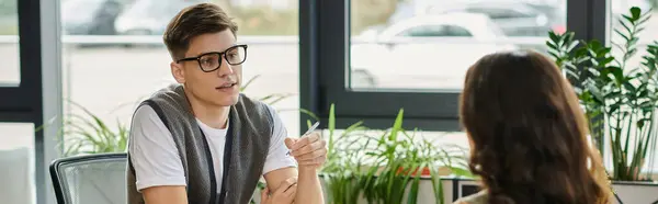 Colegas discuten los cambios de trabajo con un comportamiento reflexivo y ropa elegante. — Stock Photo