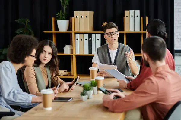 Fachleute treffen sich in lässiger Eleganz zu einer wichtigen Diskussion. — Stockfoto