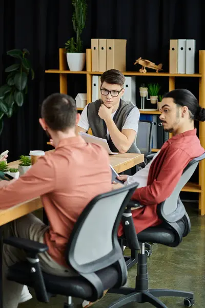 Colegas con atuendo elegante discuten su trabajo en la oficina. - foto de stock