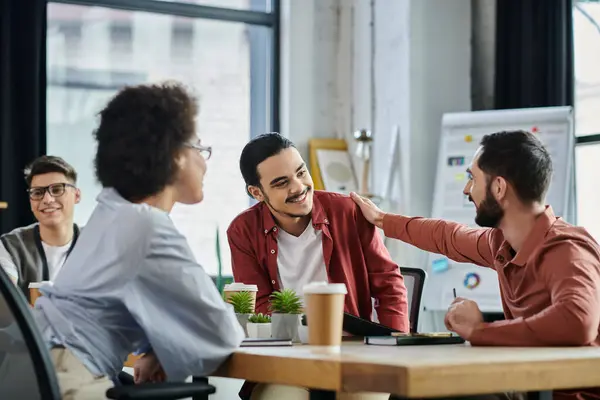 Colegas compartilham momentos de camaradagem em meio a ajustes no local de trabalho. — Fotografia de Stock