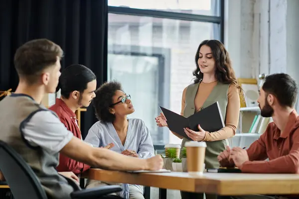 I membri del team si impegnano in una seria discussione sul prossimo orario. — Foto stock