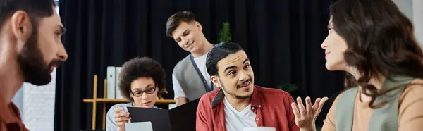 Profissionais em trajes elegantes conversam no trabalho. — Fotografia de Stock