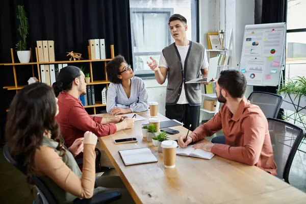 Kollegen unterhalten sich nachdenklich in lockerer Atmosphäre inmitten von Veränderungen im Unternehmen. — Stockfoto