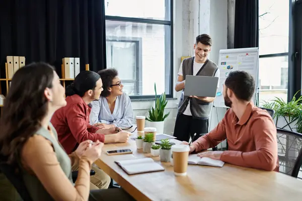 Professionisti condividono intuizioni mentre navigano in un momento difficile. — Foto stock