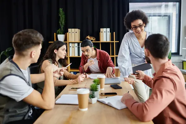 Colleghi alla moda impegnarsi in importanti discussioni in un momento difficile. — Foto stock