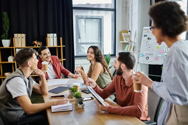 Miembros del equipo participan en una conversación sobre el café durante un momento difícil. - foto de stock