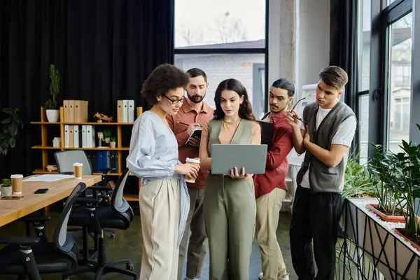 Team members collaborate on critical changes in a stylish office setting. — Stock Photo