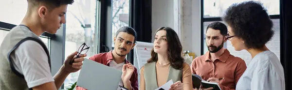 Team members in casual elegance navigate challenges during a difficult time. — Stock Photo