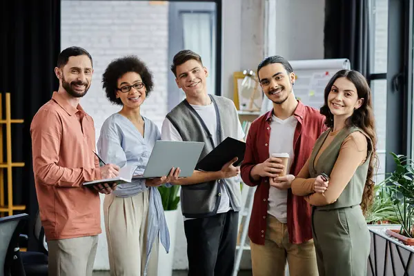 Colleghi impegnarsi in discussione mentre vestito elegantemente e con disinvoltura in un ufficio luminoso. — Foto stock