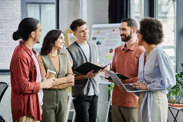 Team members interact in a supportive atmosphere during challenging times. — Stock Photo