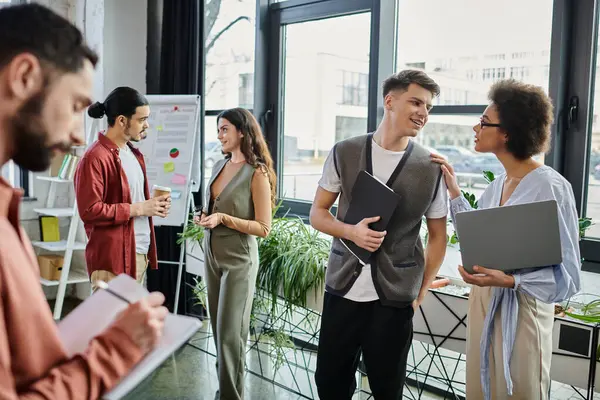 Colegas participan en discusiones reflexivas durante un momento difícil. — Stock Photo