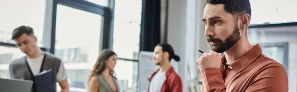 Profesionales participan en una conversación seria durante un momento difícil. — Stock Photo
