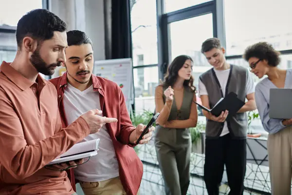 Team members engage in conversation amidst transitional workplace dynamics. — Stock Photo