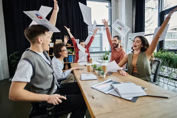 I membri del team esprimono gioia mentre navigano in un momento impegnativo sul lavoro. — Foto stock