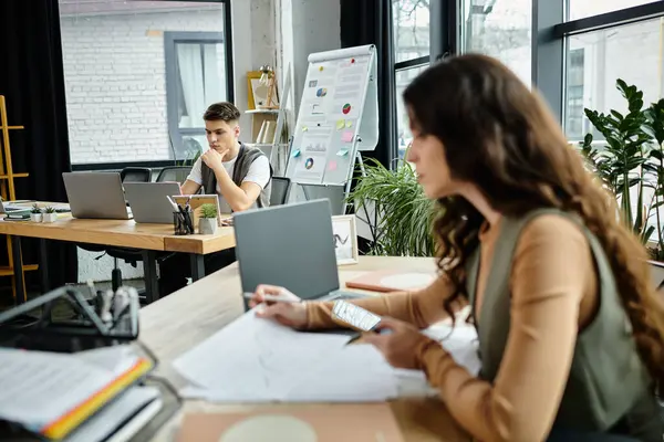 Два професіонали зацікавлені в офісі. — Stock Photo