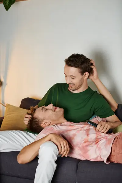 Una coppia amorevole condivide un momento gioioso sul divano. — Foto stock