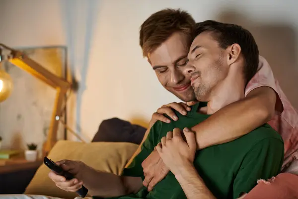 Dois homens compartilham um momento terno enquanto relaxam juntos em casa. — Fotografia de Stock