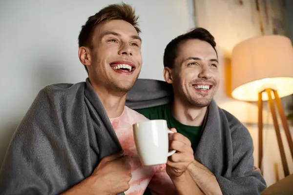 Due uomini condividono un momento caldo insieme, sorridendo e godendo l'un l'altro. — Foto stock