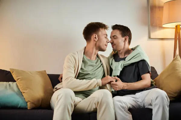 Una coppia amorevole condivide un momento tenero sul divano nel loro soggiorno. — Foto stock