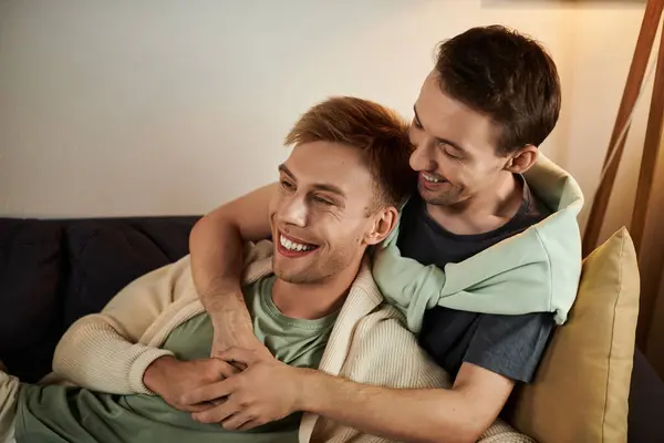 Un couple amoureux partage des moments tendres tout en se relaxant à l'intérieur. — Photo de stock