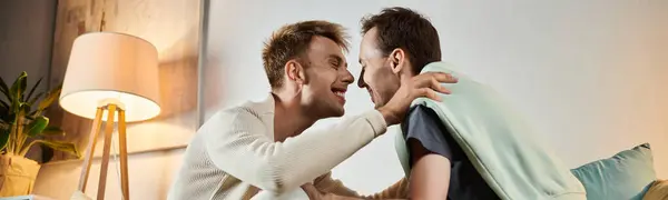 Dois homens abraçam-se alegremente enquanto se divertem em casa. — Fotografia de Stock