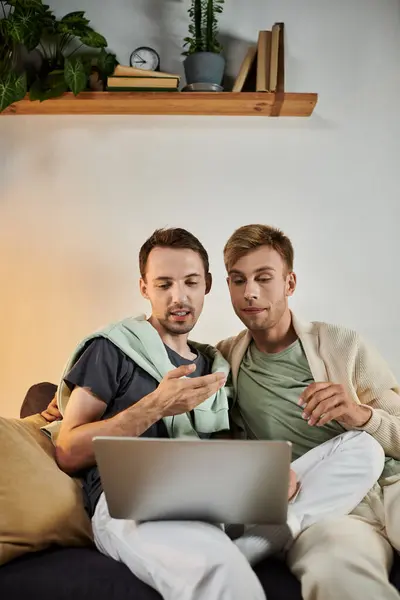Two partners share a cozy moment while exploring something together online. — Stock Photo