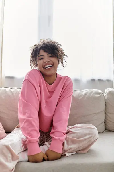 Una joven sonríe brillantemente, disfrutando de un día relajado en el interior. — Stock Photo