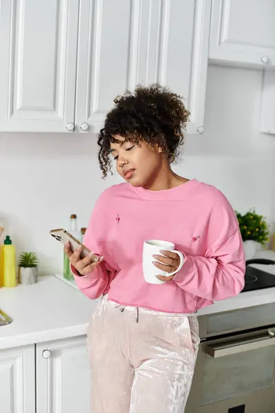 Entspannter Moment zu Hause mit Kaffee und Telefon in der Hand. — Stockfoto