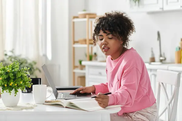 Sie genießt einen ruhigen Nachmittag, während sie zu Hause gemütlich studiert. — Stockfoto