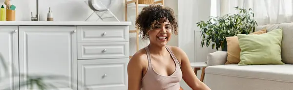 A joyful moment spent lounging at home in a comfortable atmosphere. — Stock Photo