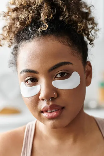 Relaxing at home, a young woman indulges in a soothing self care ritual. — Stock Photo