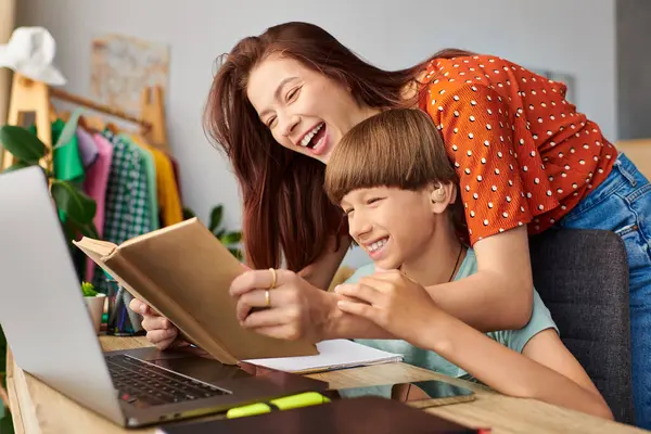 A mother and her son bond over a book, celebrating their connection and love. — Stock Photo