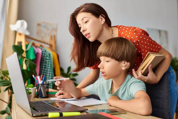 Una madre guida suo figlio mentre imparano insieme. — Foto stock