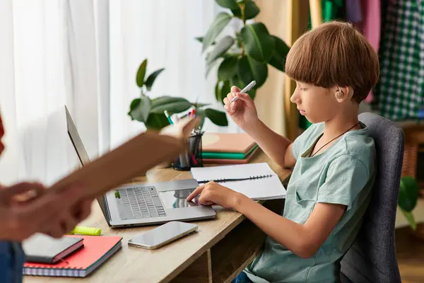 Eine fürsorgliche Mutter interagiert mit ihrem hörgeschädigten Kind und fördert einen freudigen Lernmoment. — Stockfoto