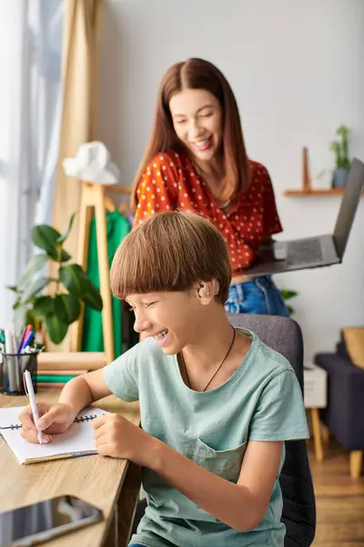 Uma mãe desfruta de momentos de qualidade com seu filho, estimulando a criatividade e a aprendizagem. — Fotografia de Stock